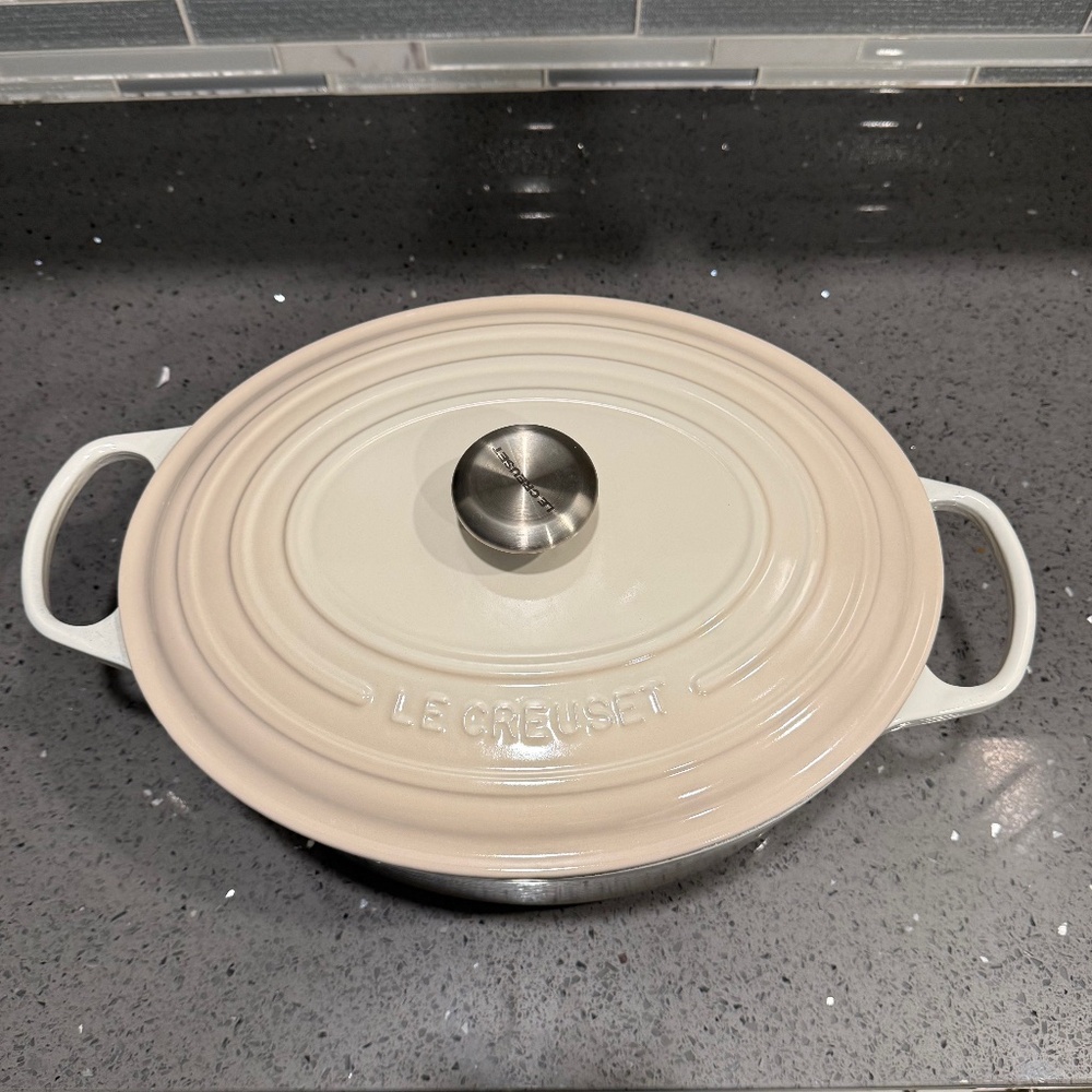 Le Creuset 8 Qt Oval Dutch Oven Cream Enameled Cast Iron w/ Stainless Knob - Picture 3 of 5
